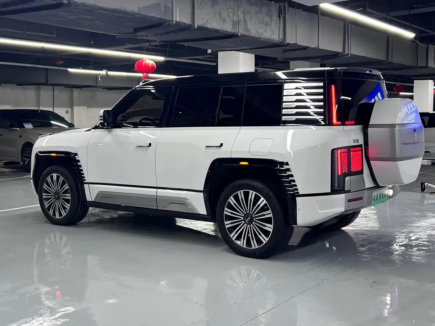 Looking up at the 2023 U8 Luxury Edition — миниатюра 16