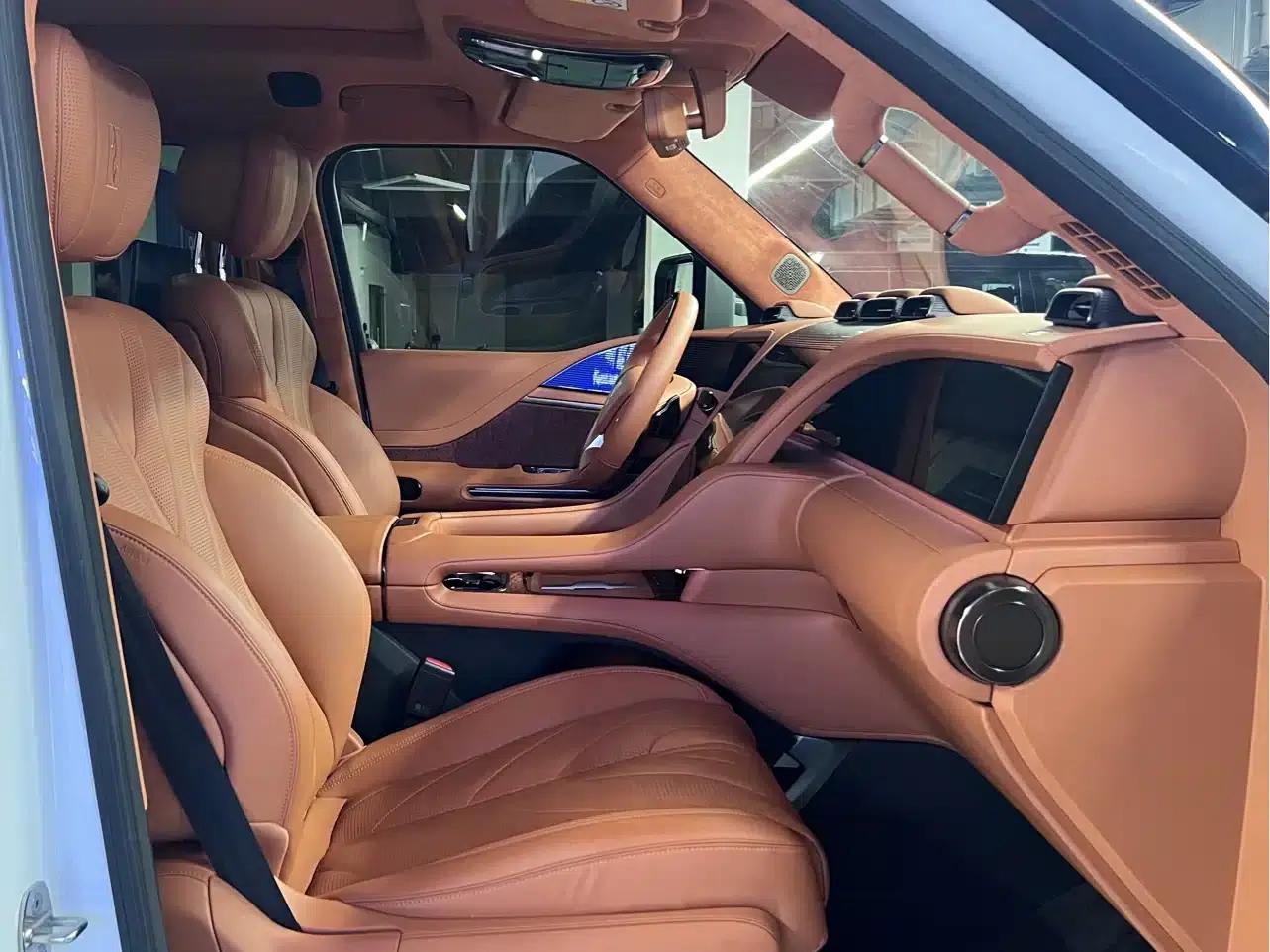 Looking up at the 2023 U8 Luxury Edition — миниатюра 5