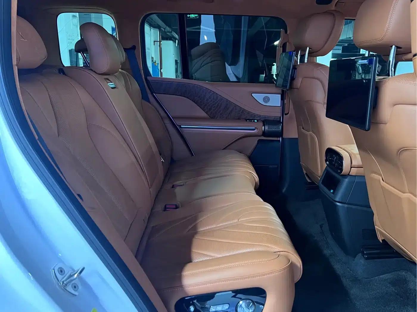 Looking up at the 2023 U8 Luxury Edition — миниатюра 6