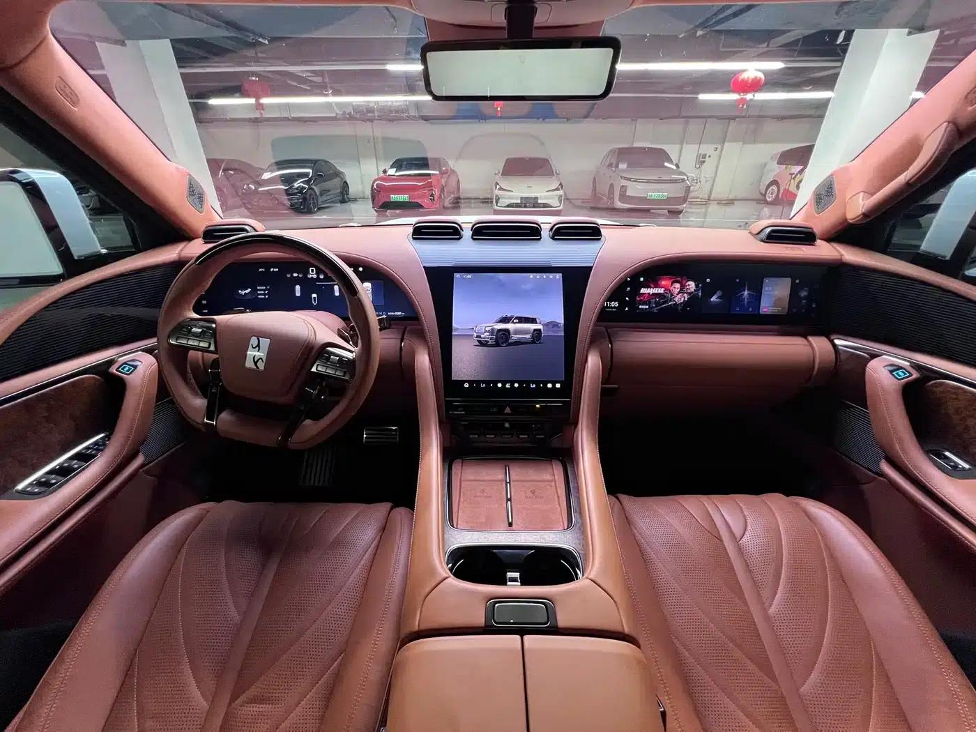 Looking up at the 2023 U8 Luxury Edition — миниатюра 7