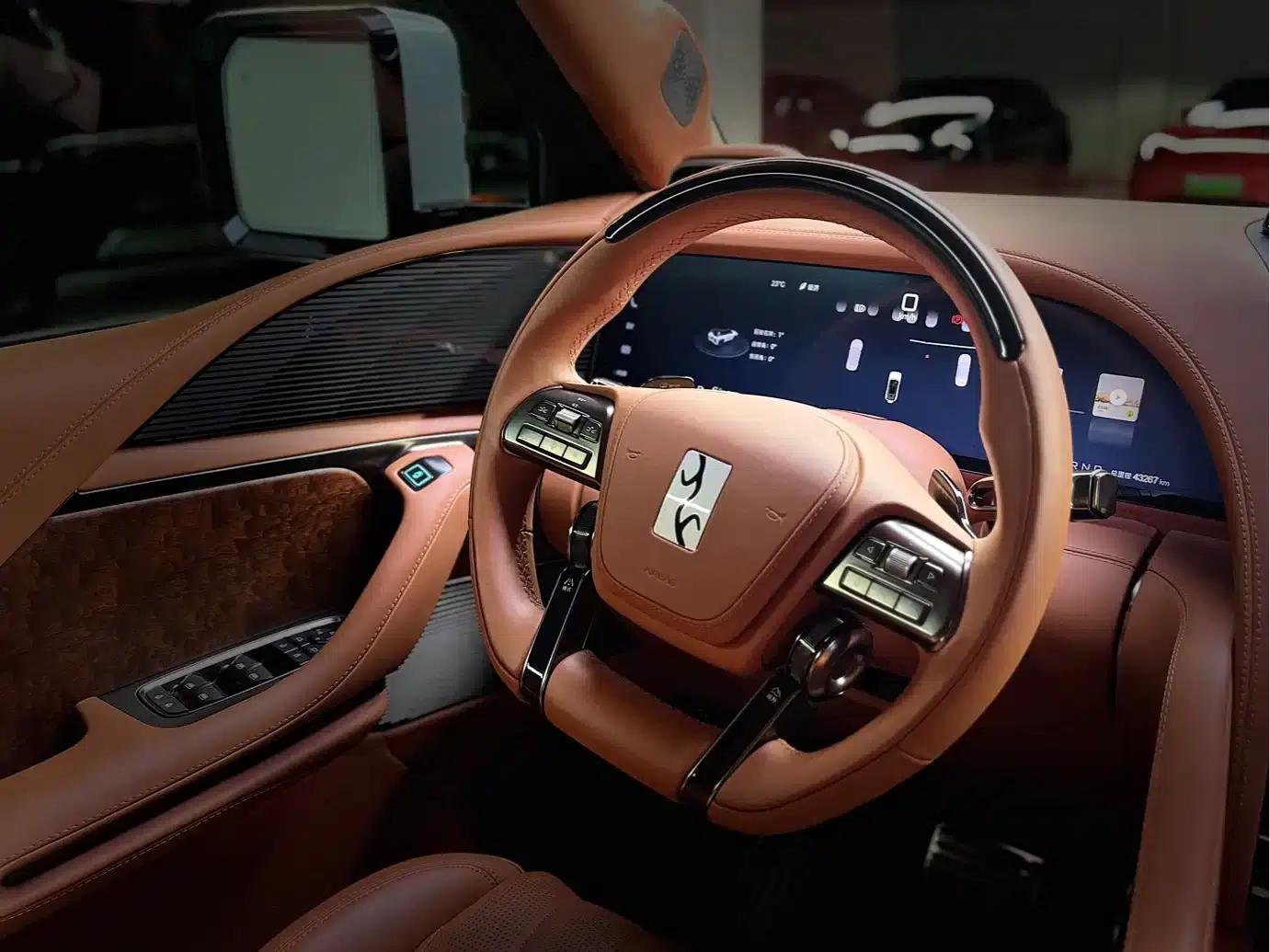 Looking up at the 2023 U8 Luxury Edition — миниатюра 9