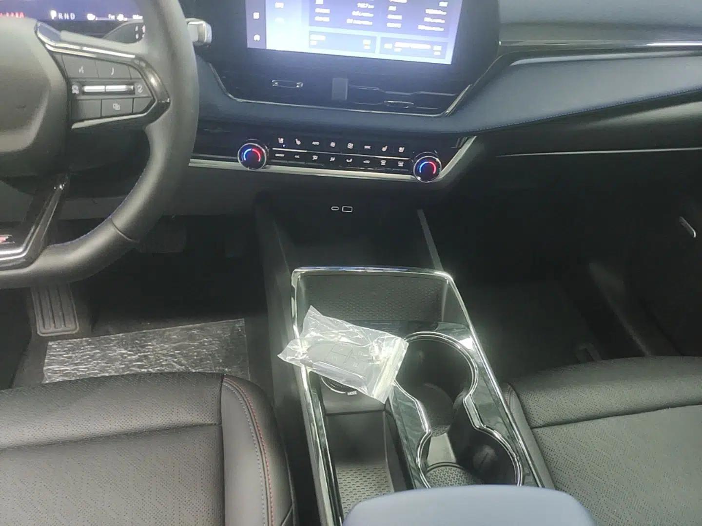 Used Chevrolet Equinox Plus 2024 102km RS Ultimate Edition — миниатюра 16