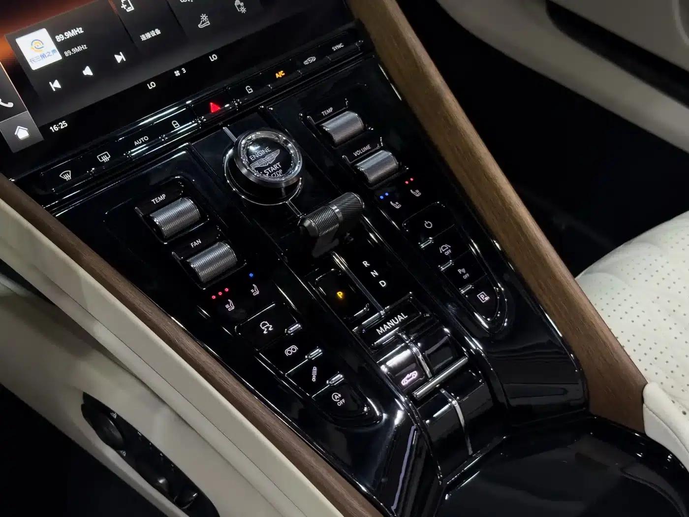 Aston Martin DB12 2025 4.0T V8 Volante — миниатюра 11