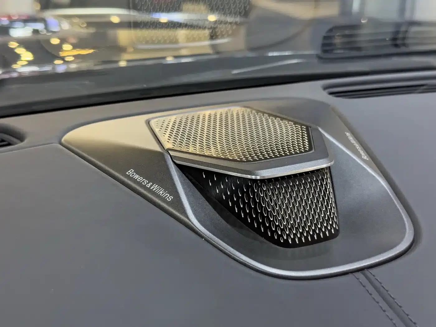 Aston Martin DB12 2025 4.0T V8 Volante — миниатюра 12