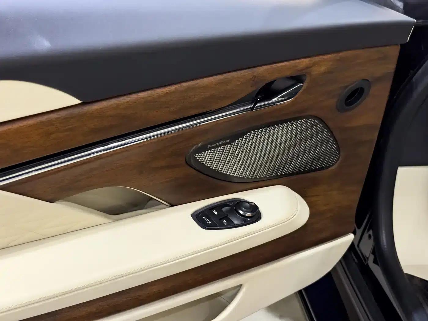 Aston Martin DB12 2025 4.0T V8 Volante — миниатюра 13