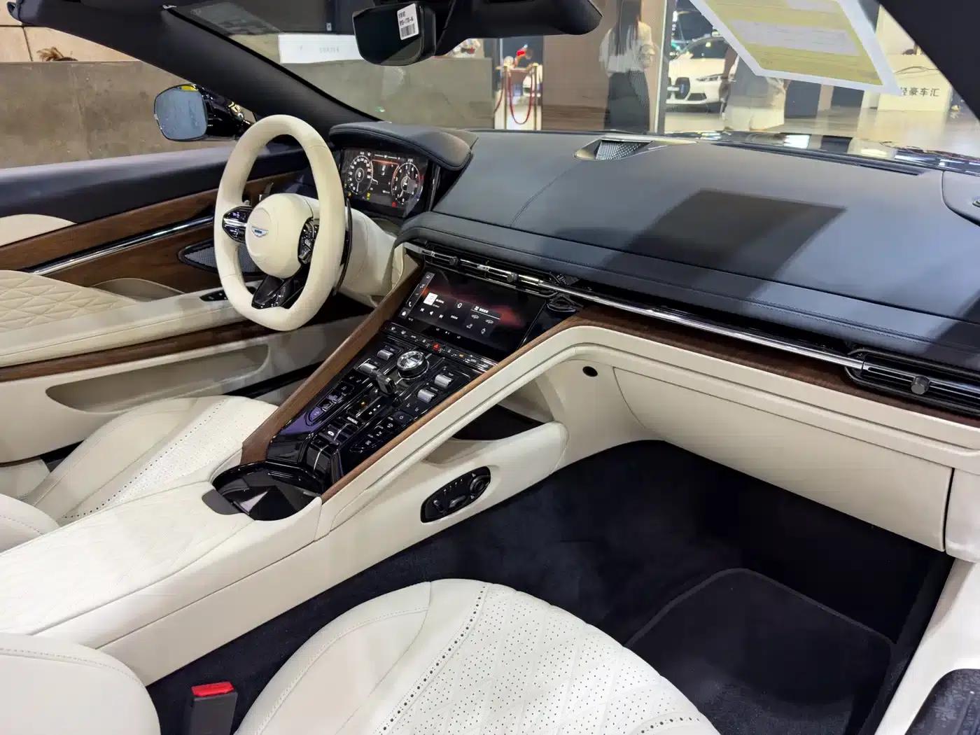 Aston Martin DB12 2025 4.0T V8 Volante — миниатюра 22