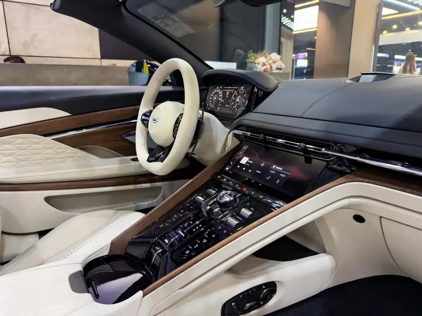 Aston Martin DB12 2025 4.0T V8 Volante — миниатюра 23