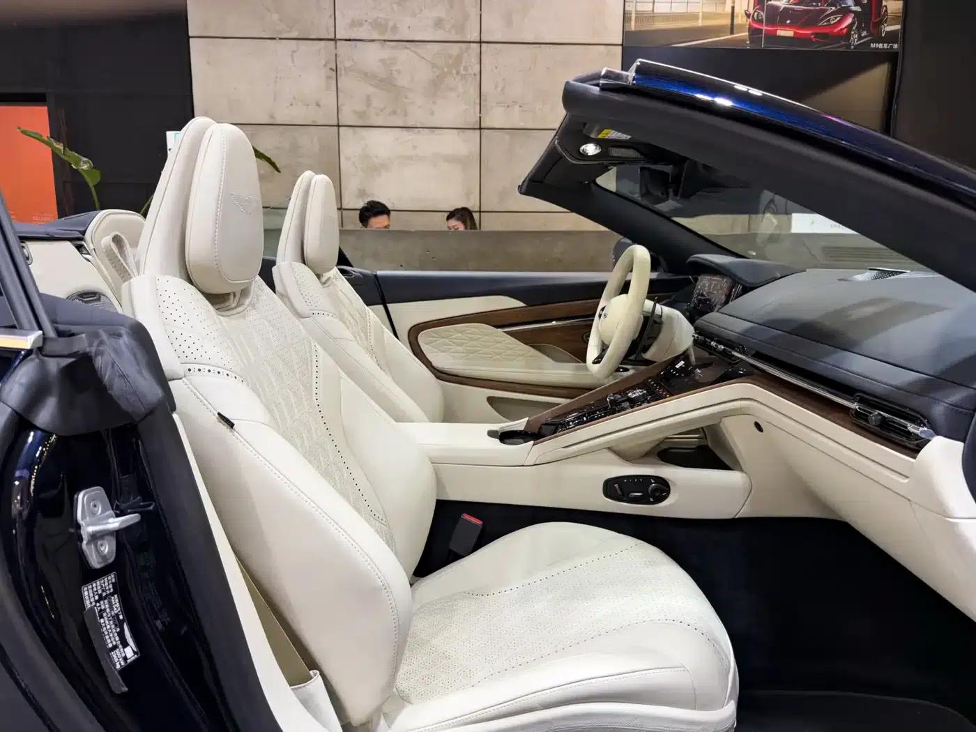 Aston Martin DB12 2025 4.0T V8 Volante — миниатюра 24