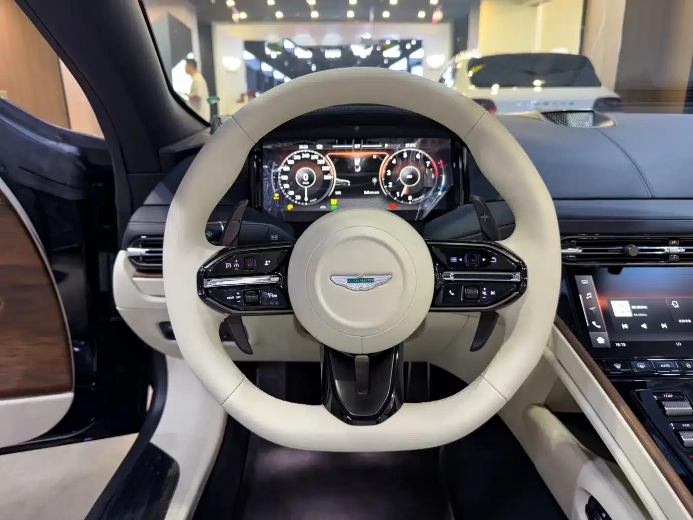Aston Martin DB12 2025 4.0T V8 Volante — миниатюра 8