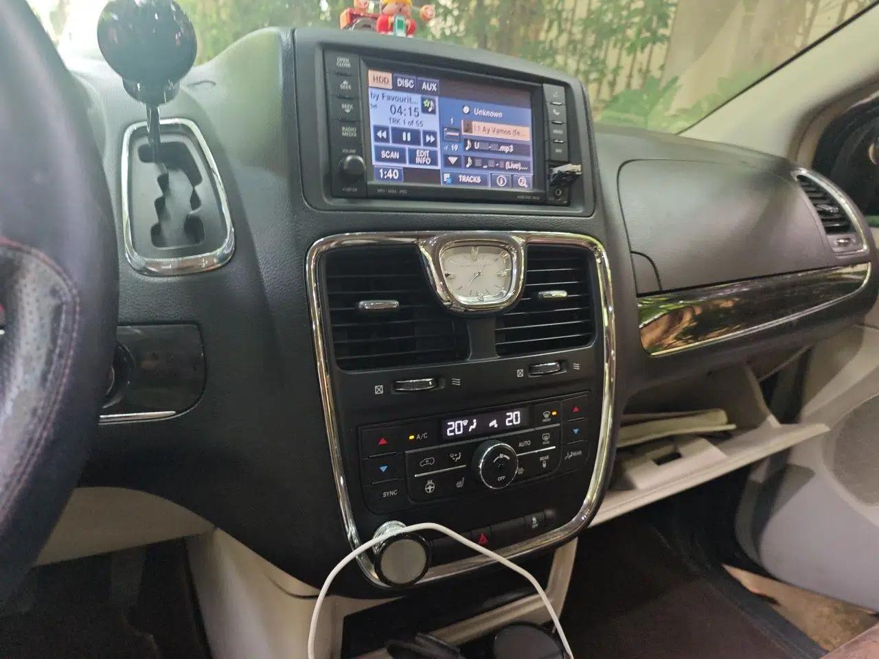 Used Chrysler Grand Voyager 2014 3.6L Comfort Edition — миниатюра 13