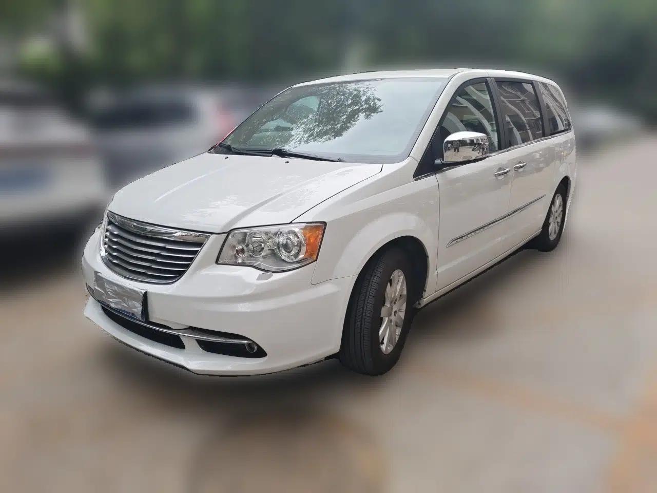 Used Chrysler Grand Voyager 2013 3.6L Luxury Edition — миниатюра 1
