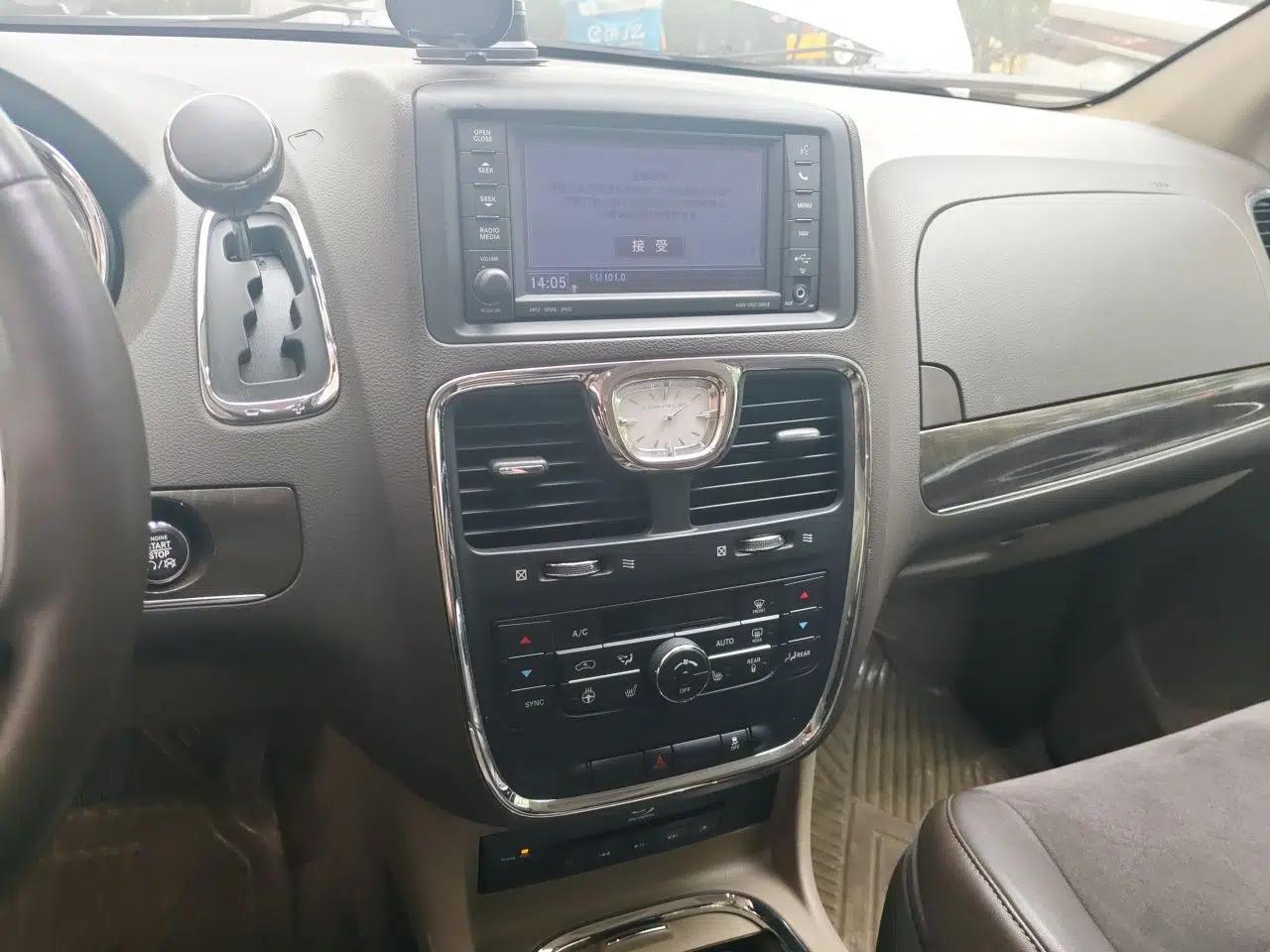 Used Chrysler Grand Voyager 2013 3.6L Luxury Edition — миниатюра 13