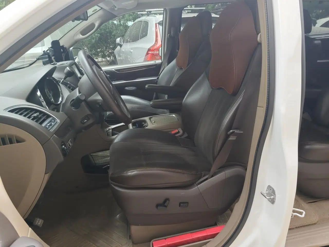 Used Chrysler Grand Voyager 2013 3.6L Luxury Edition — миниатюра 15