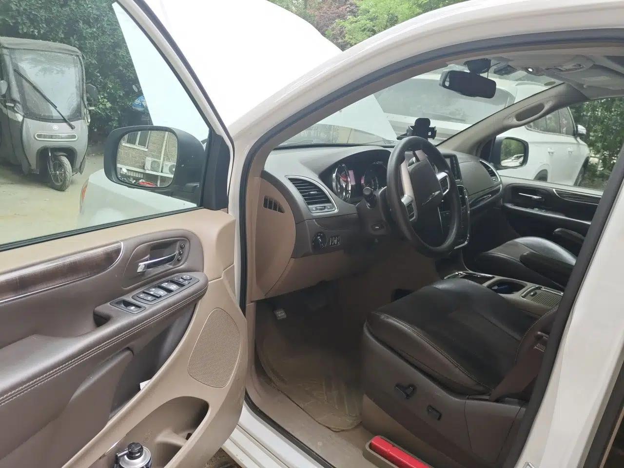 Used Chrysler Grand Voyager 2013 3.6L Luxury Edition — миниатюра 16