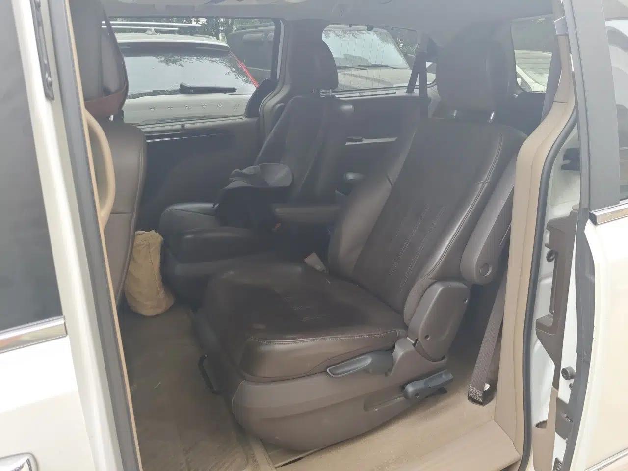 Used Chrysler Grand Voyager 2013 3.6L Luxury Edition — миниатюра 17