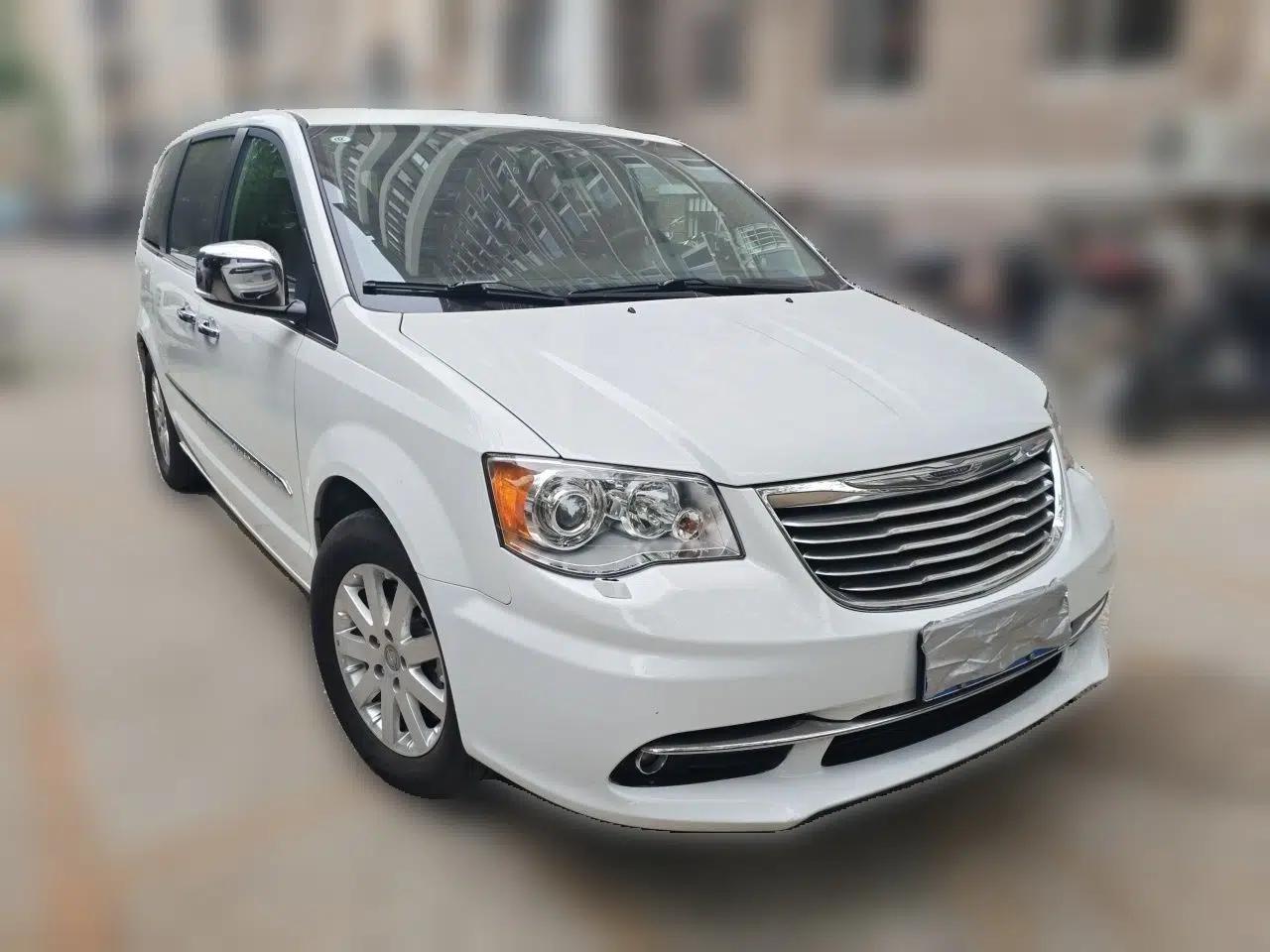 Used Chrysler Grand Voyager 2013 3.6L Luxury Edition — миниатюра 3