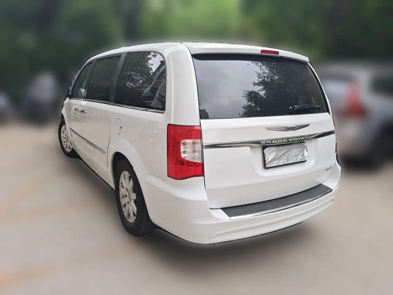 Used Chrysler Grand Voyager 2013 3.6L Luxury Edition — миниатюра 4