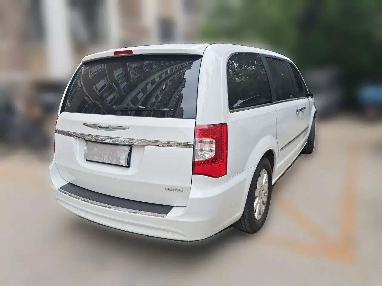 Used Chrysler Grand Voyager 2013 3.6L Luxury Edition — миниатюра 6