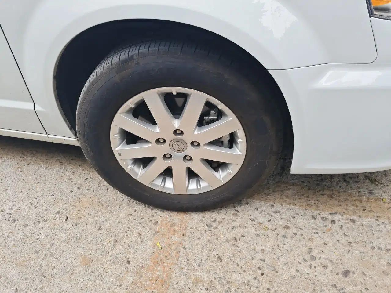 Used Chrysler Grand Voyager 2013 3.6L Luxury Edition — миниатюра 8