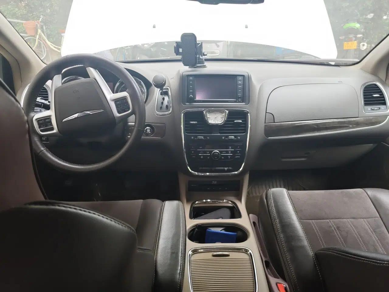 Used Chrysler Grand Voyager 2013 3.6L Luxury Edition — миниатюра 9