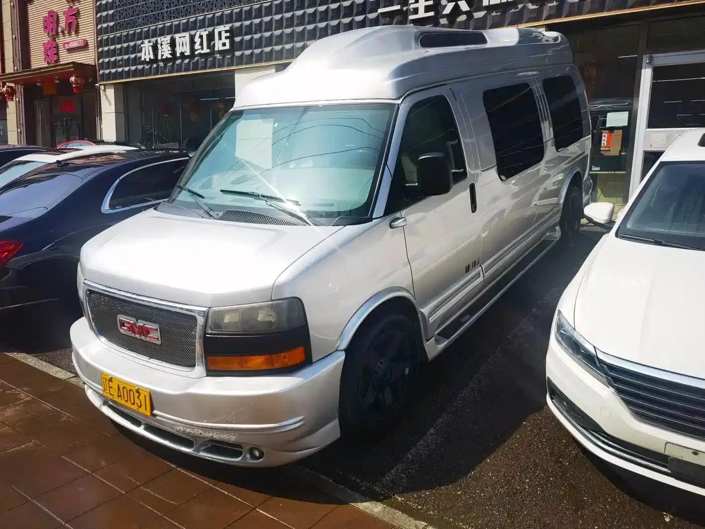 2011 SAVANA 6.0L Business Star 10-seater — миниатюра 1