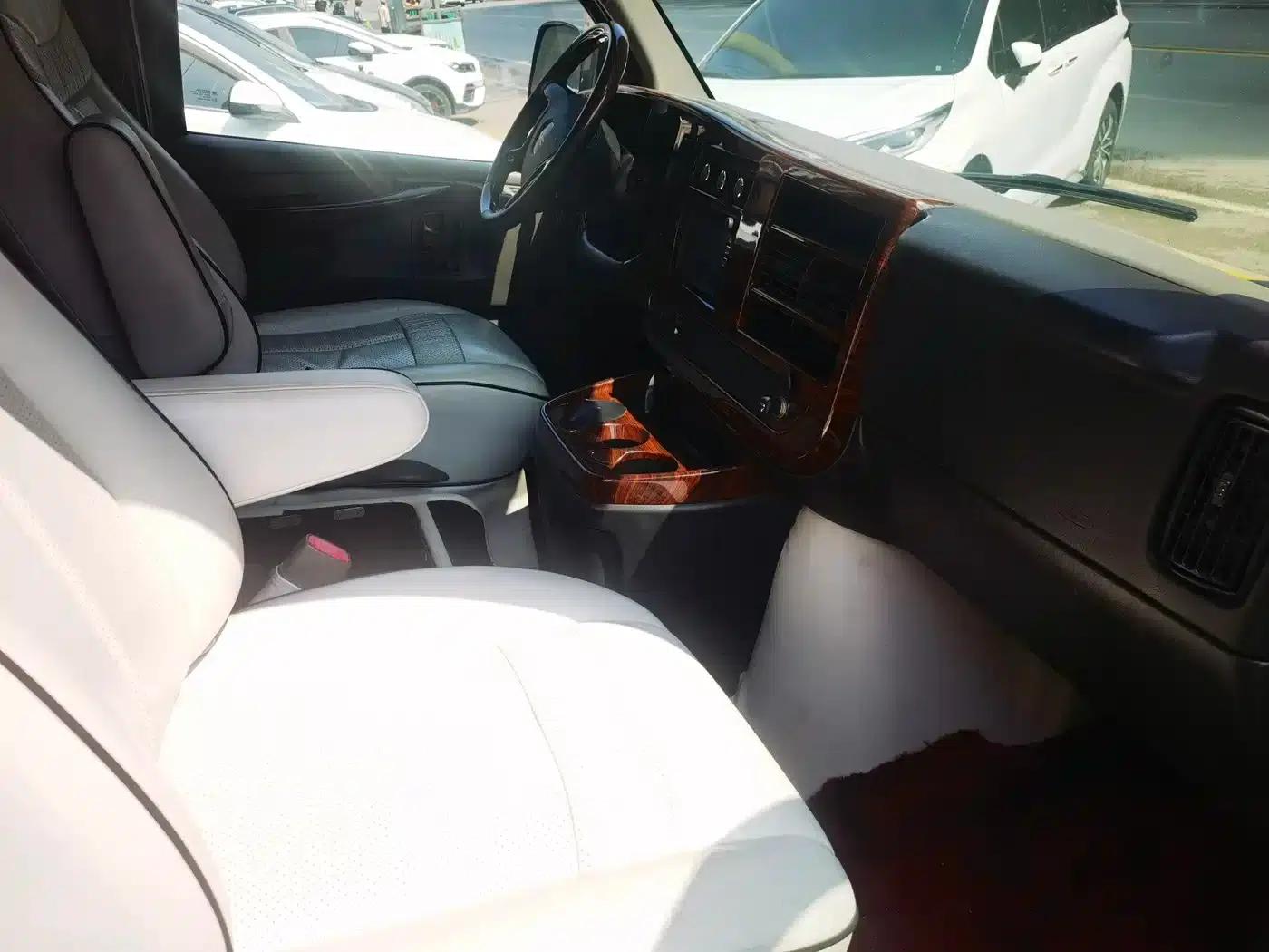 2011 SAVANA 6.0L Business Star 10-seater — миниатюра 16