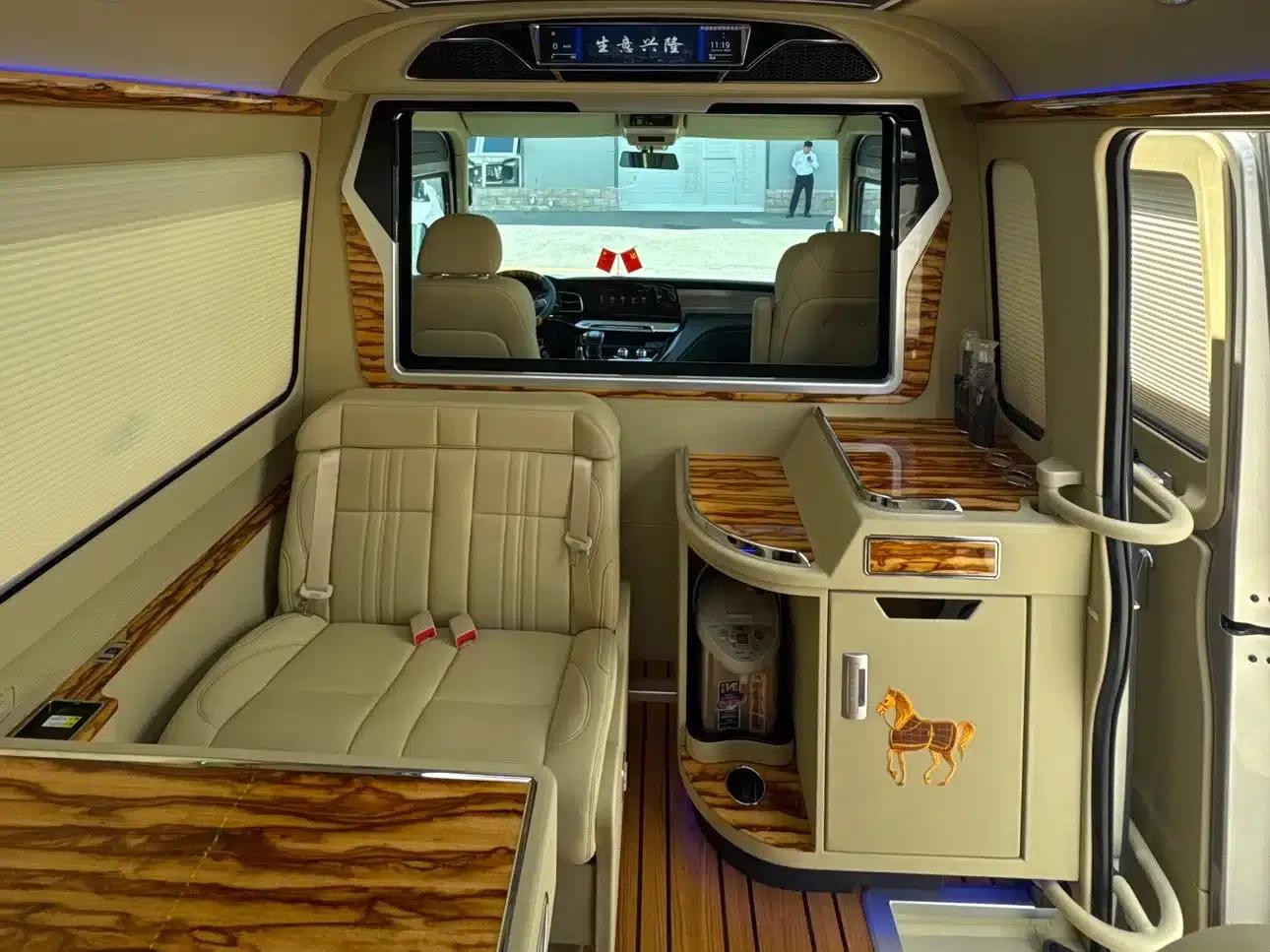 Hongqi Golden Sunflower Guoyue 2025 Model 3.0T 6-Seater — миниатюра 17