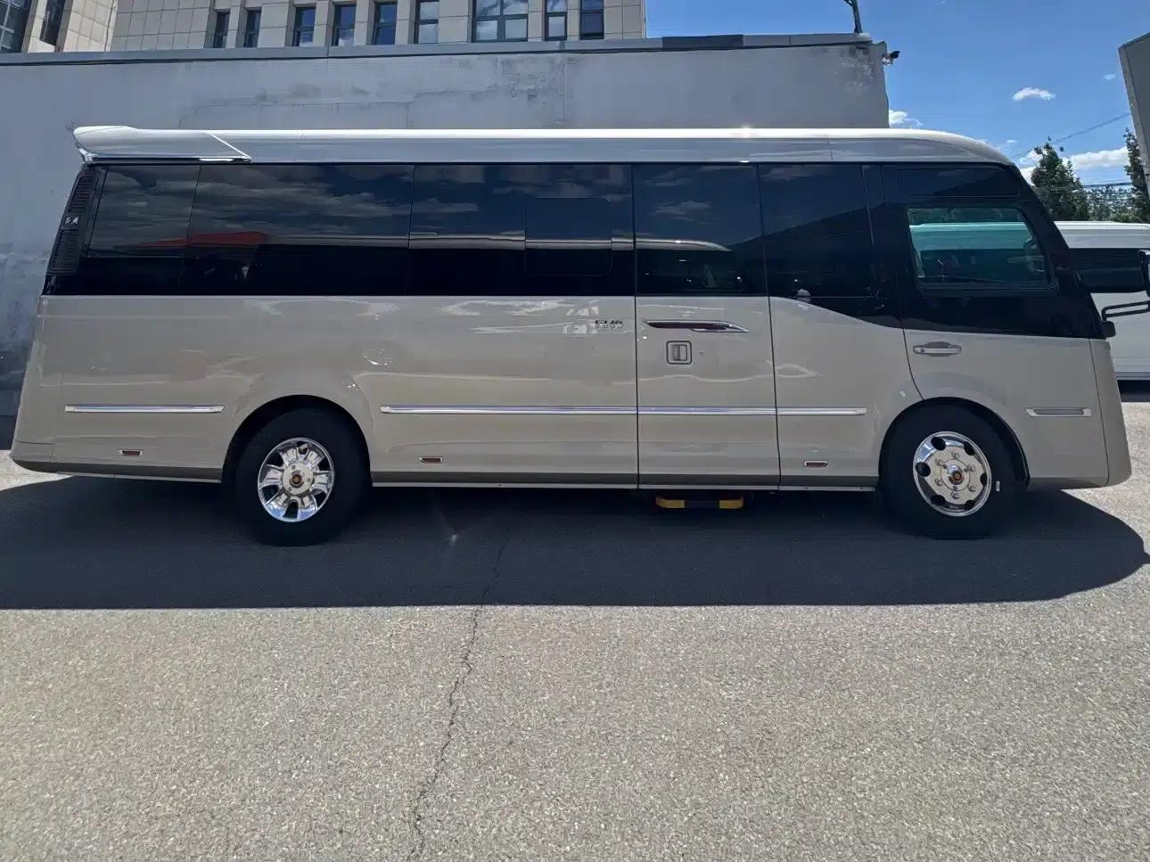 Hongqi Golden Sunflower Guoyue 2025 Model 3.0T 6-Seater — миниатюра 3