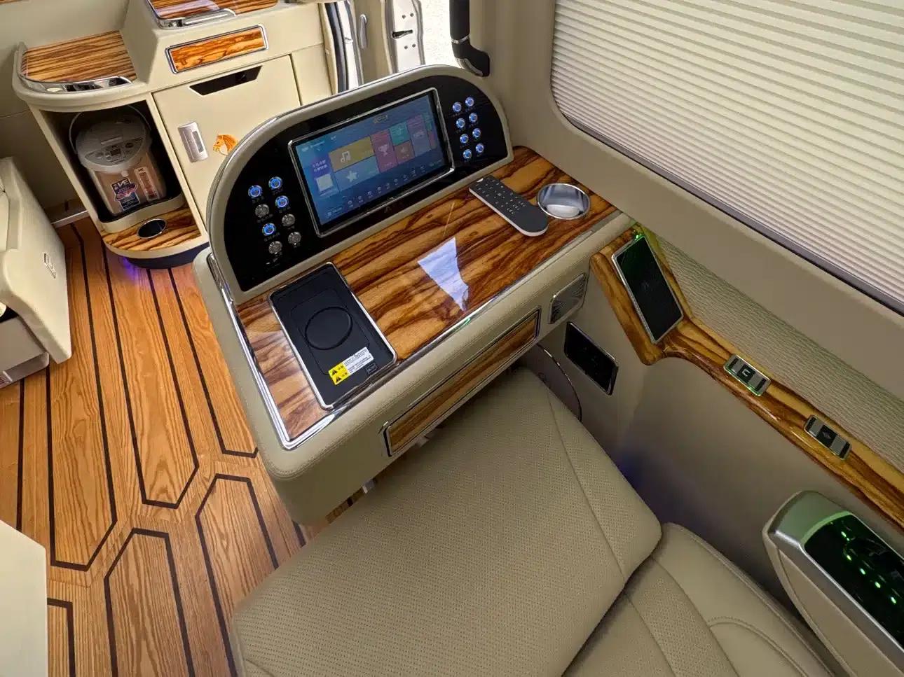Hongqi Golden Sunflower Guoyue 2025 Model 3.0T 6-Seater — миниатюра 26