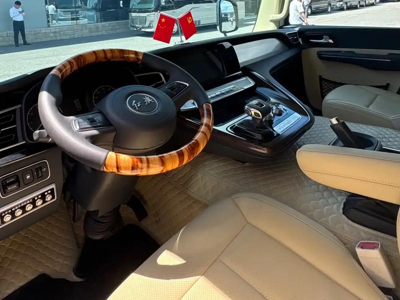 Hongqi Golden Sunflower Guoyue 2025 Model 3.0T 6-Seater — миниатюра 8