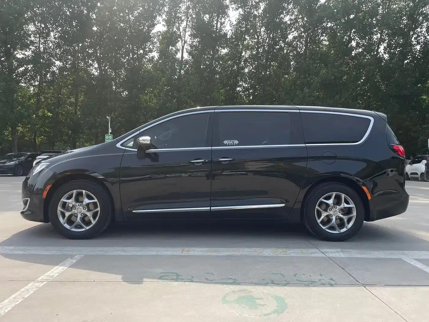 2017 Imported Grand Voyager 3.6L Premium Edition — миниатюра 11