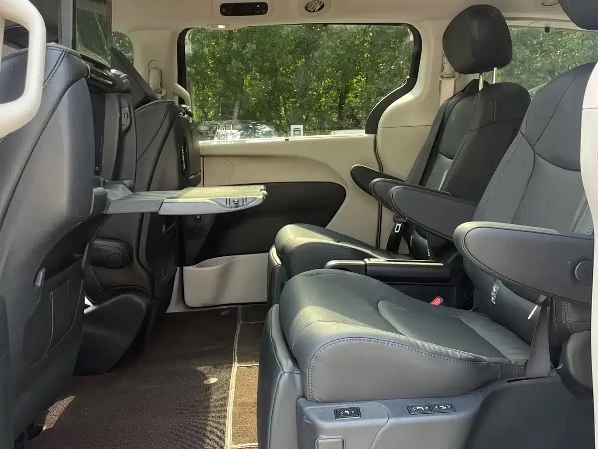 2017 Imported Grand Voyager 3.6L Premium Edition — миниатюра 12