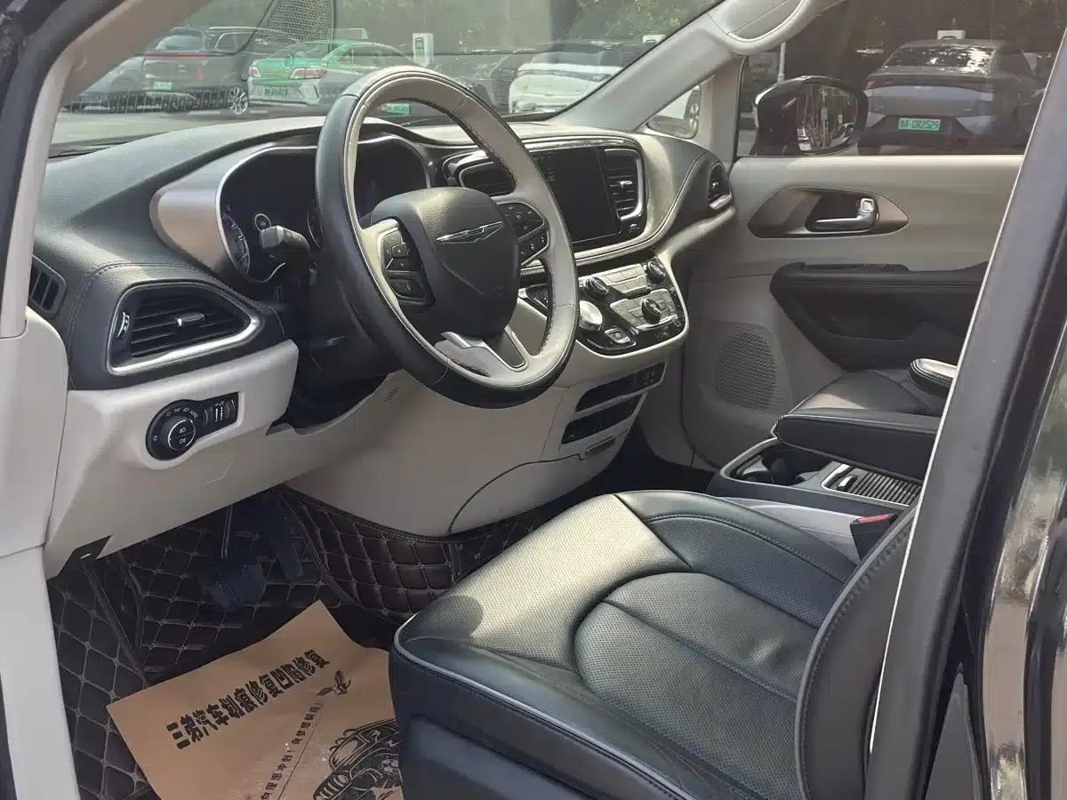 2017 Imported Grand Voyager 3.6L Premium Edition — миниатюра 13