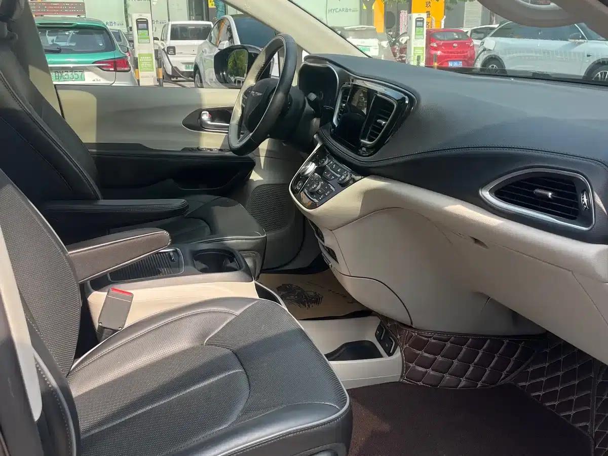 2017 Imported Grand Voyager 3.6L Premium Edition — миниатюра 4
