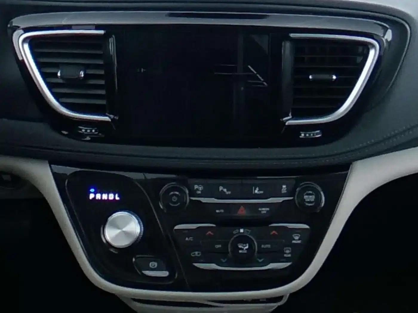 2019 Chrysler Grand Voyager PHEV (Imported) 3.6L Plug-in Hybrid — миниатюра 16