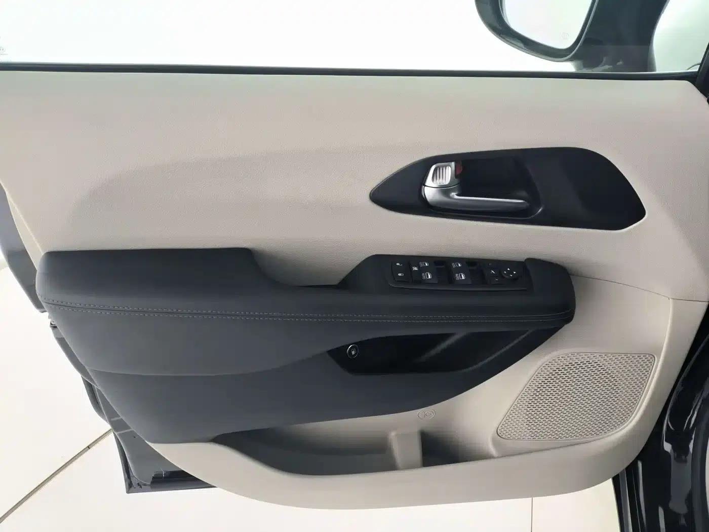 2019 Chrysler Grand Voyager PHEV (Imported) 3.6L Plug-in Hybrid — миниатюра 10