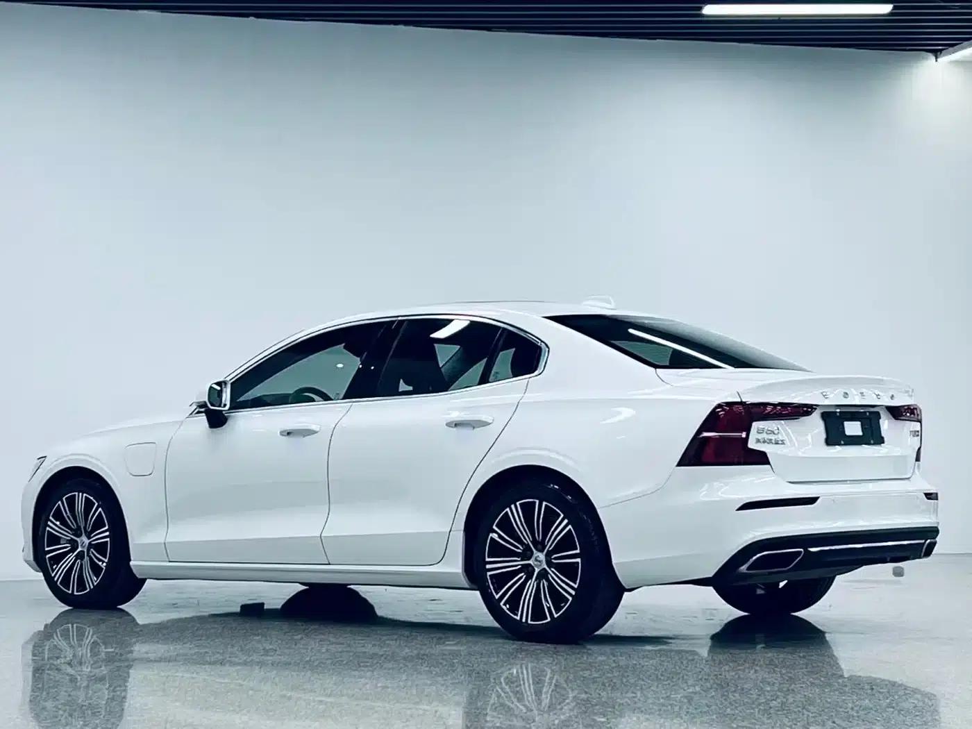 2020 Volvo S60 Plug-in Hybrid T8 E-Drive Hybrid AWD Inscription Luxury Edition — миниатюра 2
