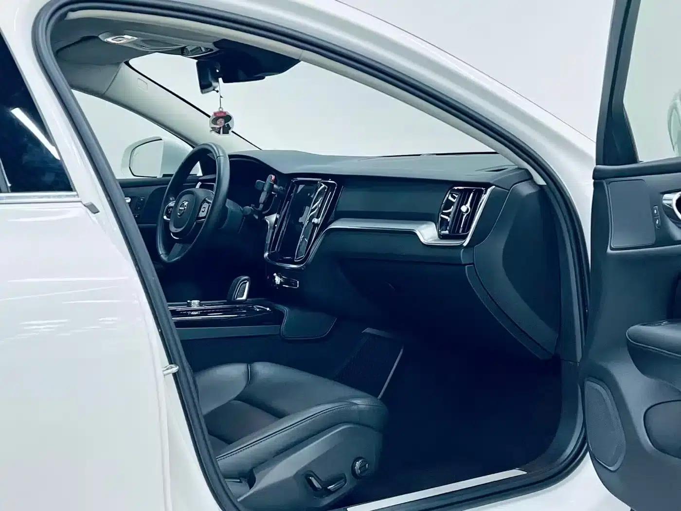 2020 Volvo S60 Plug-in Hybrid T8 E-Drive Hybrid AWD Inscription Luxury Edition — миниатюра 11
