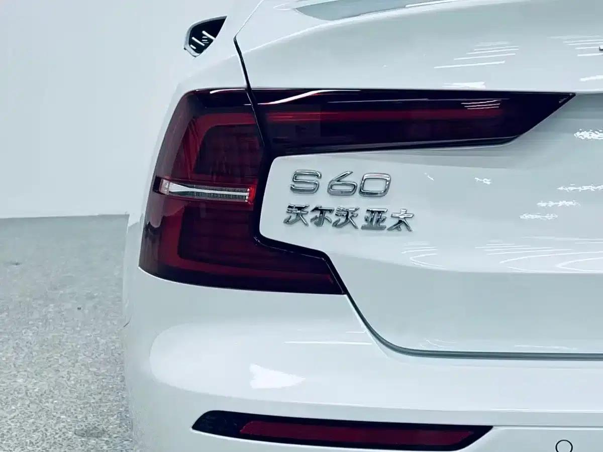 2020 Volvo S60 Plug-in Hybrid T8 E-Drive Hybrid AWD Inscription Luxury Edition — миниатюра 13