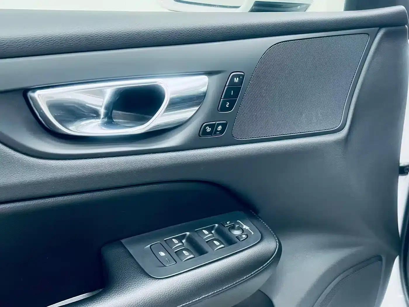 2020 Volvo S60 Plug-in Hybrid T8 E-Drive Hybrid AWD Inscription Luxury Edition — миниатюра 19