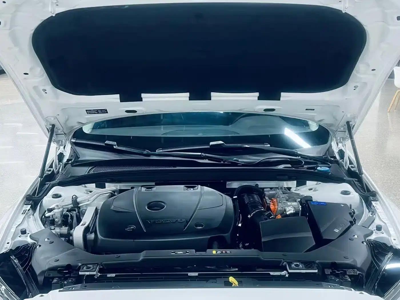 2020 Volvo S60 Plug-in Hybrid T8 E-Drive Hybrid AWD Inscription Luxury Edition — миниатюра 20