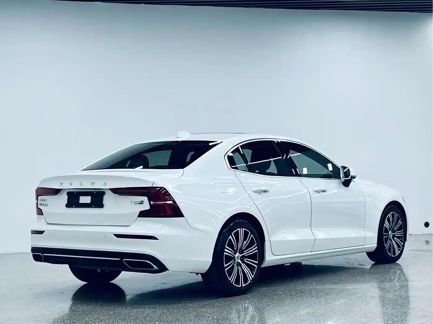 2020 Volvo S60 Plug-in Hybrid T8 E-Drive Hybrid AWD Inscription Luxury Edition — миниатюра 4