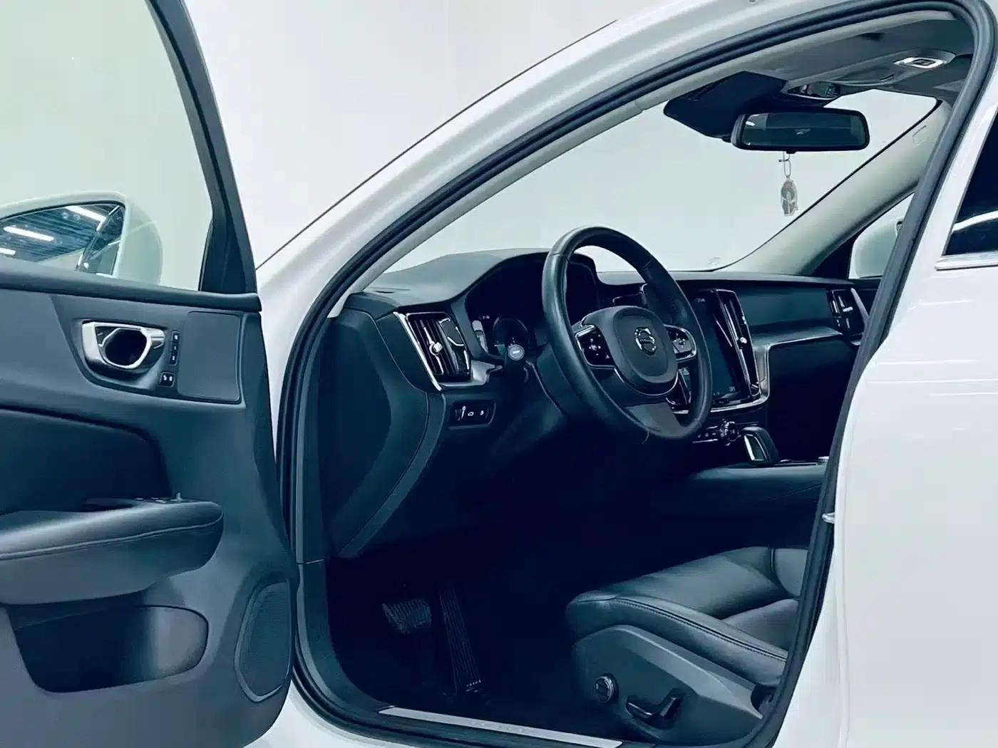 2020 Volvo S60 Plug-in Hybrid T8 E-Drive Hybrid AWD Inscription Luxury Edition — миниатюра 7