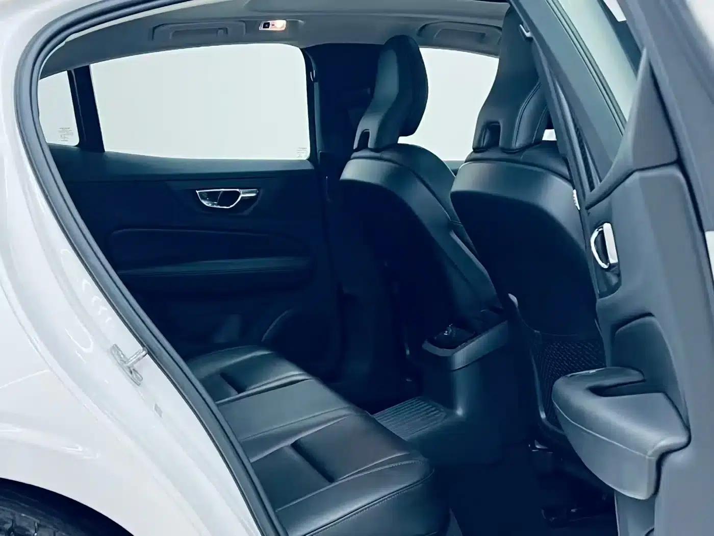 2020 Volvo S60 Plug-in Hybrid T8 E-Drive Hybrid AWD Inscription Luxury Edition — миниатюра 10