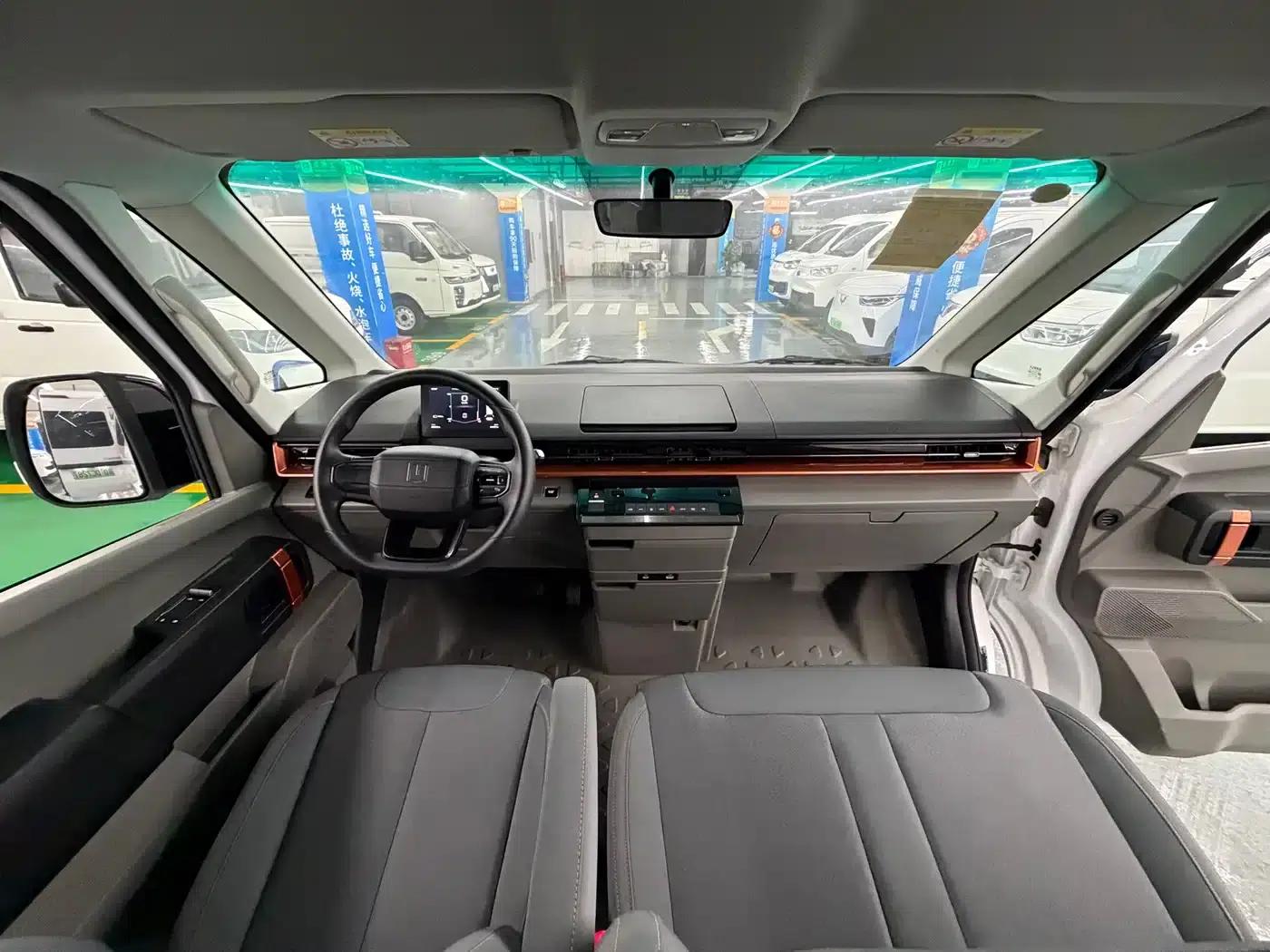 2025 Remote Super VAN, Driving Range Edition, Action-Oriented 51kWh — миниатюра 11