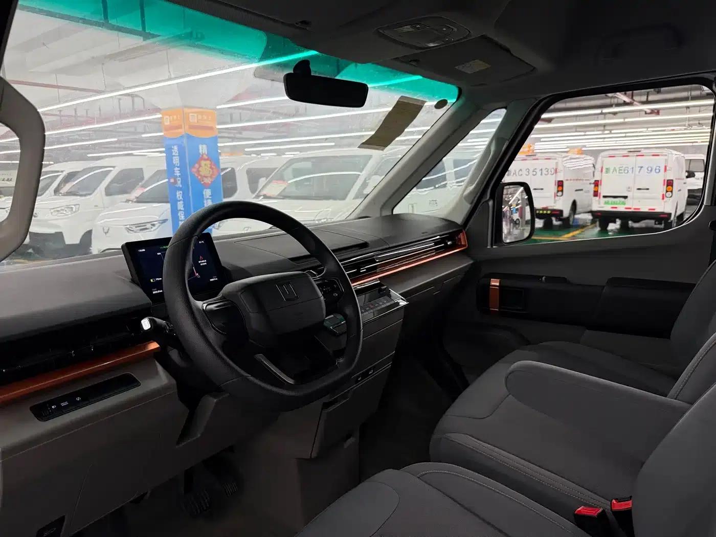 2025 Remote Super VAN, Driving Range Edition, Action-Oriented 51kWh — миниатюра 15