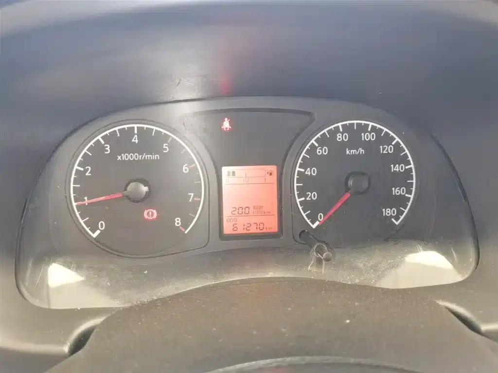 Venucia R30 2014 1.2L Manual Premium Edition — миниатюра 12