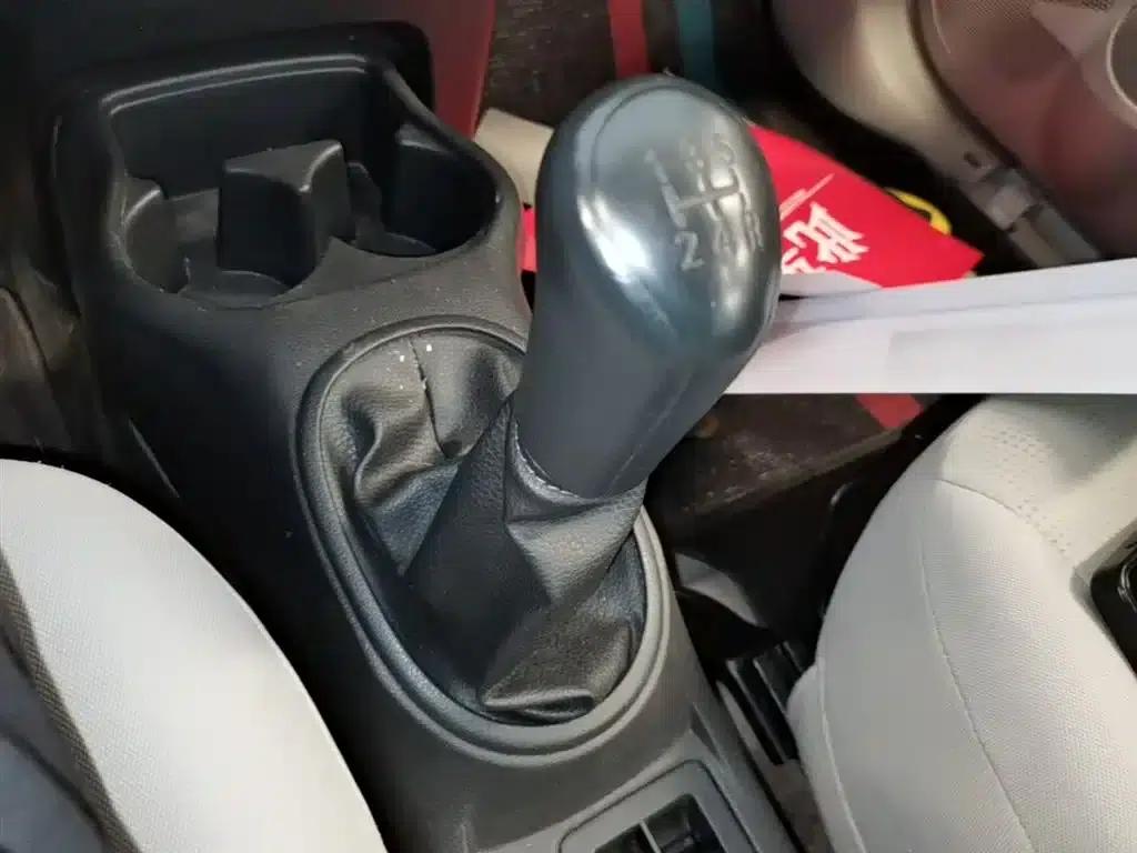 Venucia R30 2014 1.2L Manual Premium Edition — миниатюра 14
