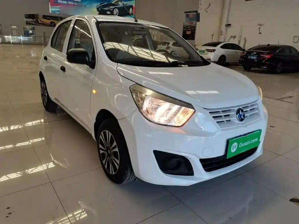 Venucia R30 2014 1.2L Manual Premium Edition — миниатюра 4