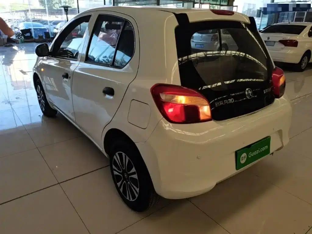 Venucia R30 2014 1.2L Manual Premium Edition — миниатюра 5